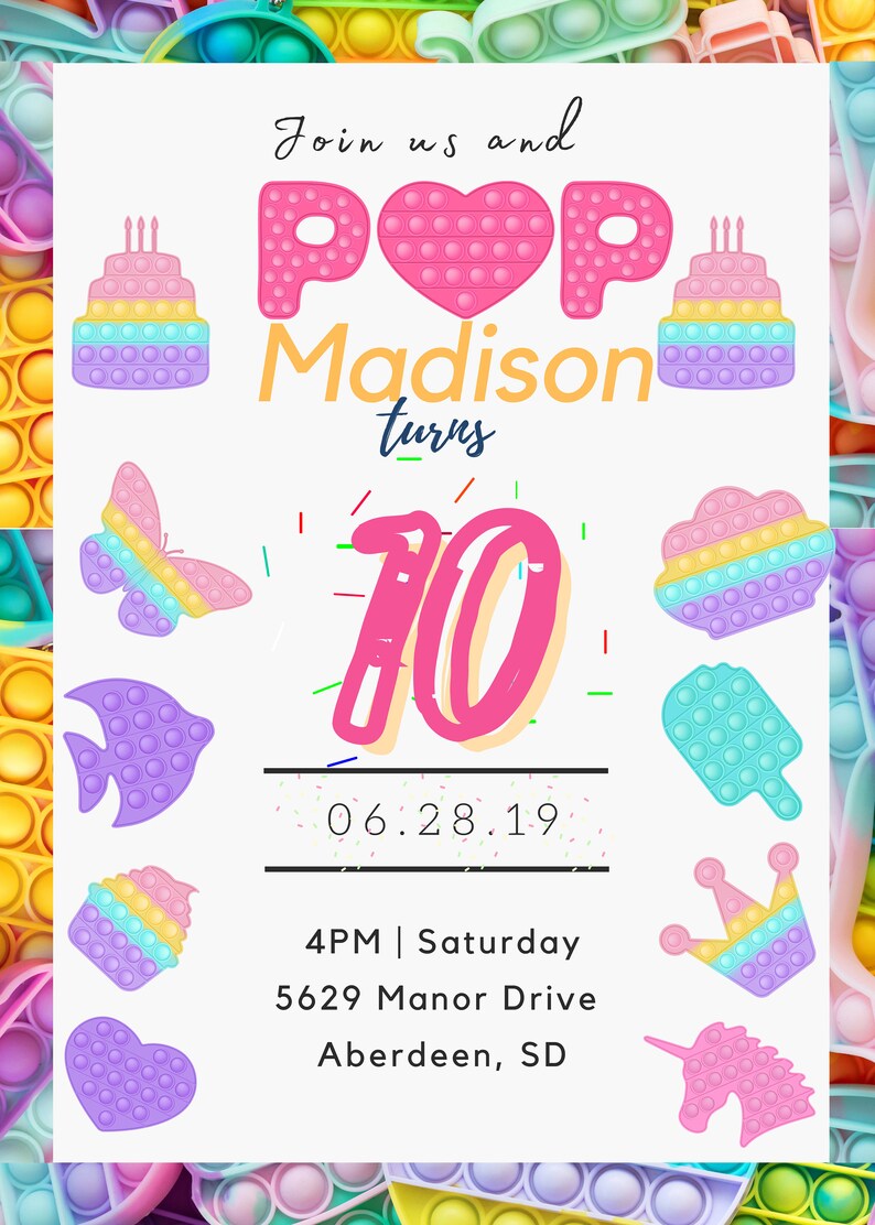 Op de afbeelding: Een kleurrijke uitnodiging voor een 7e verjaardagsfeestje. De uitnodiging heeft een pop-it speelgoedontwerp met een roze hart, een regenboogtaart, een vlinder, een vis, een eenhoorn, een kroon en een ijslolly. De tekst op de uitnodiging luidt: "Doe mee en POP Madison wordt 7 jaar 06.28.19 16:00 uur Zaterdag 5629 Manor Drive Aberdeen, SD".