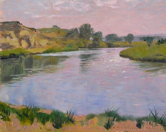 Op de afbeelding: Een schilderij van een rivieroever met een bocht in de rivier. De rivier is lichtblauw en het water reflecteert het licht van de lucht. De lucht is lichtroze met wat wolken. Er zijn bomen en heuvels op de achtergrond.