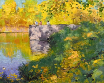 Op de afbeelding: Een schilderij van een rivieroever met een stenen muur en een groep mensen die erop zitten. De rivier reflecteert de kleuren van de bomen aan de oever, die voornamelijk geel en groen zijn.