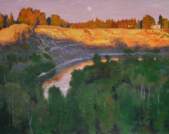 Könnte beinhalten: Ölgemälde einer Landschaft in der Abenddämmerung. Die Szene zeigt einen Fluss, der sich durch ein Tal schlängelt, mit grünen Bäumen im Vordergrund und einem von goldenem Licht durchfluteten Hügel. Ein Vollmond steht am rosafarbenen Himmel.