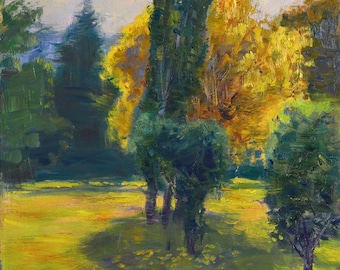 Op de afbeelding: Een schilderij van een landschap met bomen op de voorgrond en een bewolkte lucht op de achtergrond. De bomen zijn een mix van groen en geel, en de lucht is lichtblauw met hints van roze en paars.