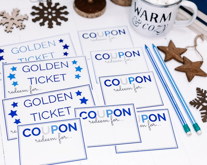 以下が含まれることがあります： 「GOLDEN TICKET」と「COUPON redeem for... 」と書かれた、青と白の印刷可能なクーポンセット。これらのクーポンは、ホリデーパーティーやイベントに最適です。