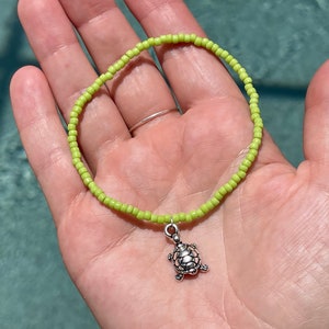 Joli bracelet de cheville ou bracelet extensible composé de perles de rocaille 8/0 de la couleur de votre choix et d&#39;une breloque tortue en argent TierraCast.