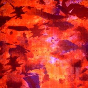 Puede incluir: Impresión de arte abstracto con un esquema de color rojo, naranja y morado. La impresión presenta una variedad de formas y texturas, creando una composición dinámica y enérgica.