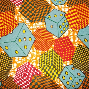 Op de afbeelding: Een kleurrijke stof met een herhalend patroon van dobbelstenen en geometrische vormen. De dobbelstenen zijn blauw en groen met gele stippen. De geometrische vormen zijn rood, geel en oranje.