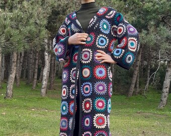 Cárdigan de ganchillo con cuadrados de abuela hecho a mano: abrigo bohemio de patchwork