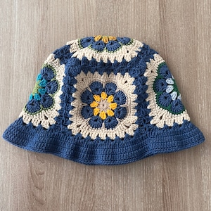 Cappello da pescatore blu lavorato a mano all&#39;uncinetto: motivo floreale a quadrati della nonna
