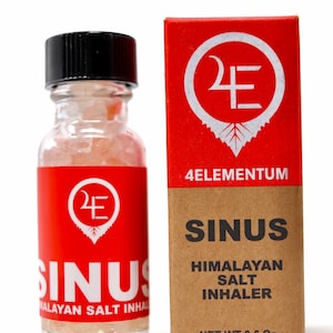 Puede incluir: Una pequeña botella de vidrio con una etiqueta roja que dice "SINUS Himalayan Salt Inhaler" y un logotipo con el texto "4ELEMENTUM". La botella contiene cristales de sal rosa del Himalaya. La botella está al lado de una caja de cartón con la misma etiqueta y logotipo. La caja dice "NET WT 0.5 Oz".