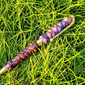 Elegante penna in resina epossidica fatta a mano con inclusioni dorate e squisito astuccio per penna fatto a mano - Un regalo di lusso per lo scrittore esigente