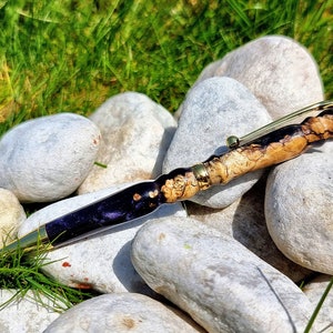 Penna a sfera in legno di acacia incisa e resina epossidica con elegante confezione regalo: regalo perfetto per lui o per lei in ogni occasione.
