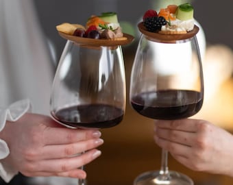 Garnitures de charcuterie en verre à vin en bois naturel faites à la main – personnalisées et polyvalentes