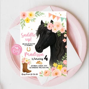 Puede incluir: Una invitación de cumpleaños con una ilustración de un caballo negro con una corona floral. La invitación incluye el texto "Saddle up!" y "Madison cumple 4 años". También presenta una bota de vaquero, una herradura y un sombrero, con un diseño rosa y floral.