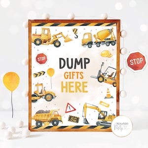 Może przedstawiać: Żółto-czarny znak z motywem budowy z napisem "DUMP GIFTS HERE" otoczony obrazami pojazdów budowlanych i znaków drogowych. Znak jest oprawiony w drewno.