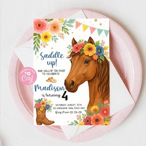 Puede incluir: Una invitación de cumpleaños con un caballo marrón con una corona de flores. La invitación incluye el texto "Saddle up!" y "Madison cumple 4". Flores coloridas y una bota de vaquero decoran la invitación.
