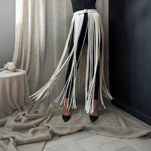 Lange vegan rok met witte franjes 100 cm met riem Leren rok met franjes Riem met franje in de taille