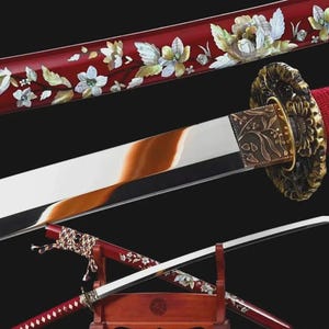 Authentiek handgemaakt scherp Japans Samurai Katana zwaard met lemmet van hoogwaardig koolstofstaal.