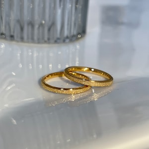 Anneaux de bande de poussière d’or d’or, anneaux de bande minimalistes, anneau simple délicat, anneau empilable d’or, anneau de bande d’or, bande de mariage, anneau d’empileur