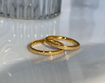 Anneaux de bande de poussière d’or d’or, anneaux de bande minimalistes, anneau simple délicat, anneau empilable d’or, anneau de bande d’or, bande de mariage, anneau d’empileur
