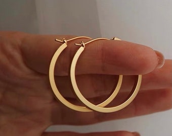 Orecchini a cerchio in oro 18 carati di medio spessore UK, cerchio in oro da 20 mm, 30 mm, 45 mm, orecchini a cerchio in oro, orecchini minimalisti, orecchini Huggie • Senza appannamento