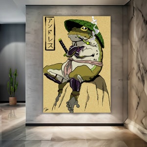 Könnte beinhalten: Digitaler Kunstdruck mit einem Frosch-Samurai. Der Frosch ist in Grün-, Beige- und Lilatönen dargestellt und trägt einen Hut sowie ein Schwert und eine Pfeife. Japanischer Text oben links. Der Frosch sitzt auf einem Felsen.