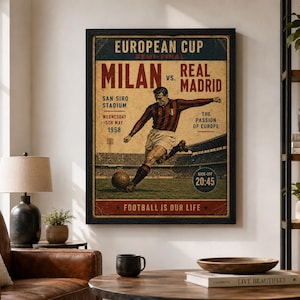 Könnte beinhalten: Ein Poster im Vintage-Stil mit einem Fußballspieler in einem rot-schwarz gestreiften Trikot, der einen Ball schießt. Der Text lautet: EUROPEAN CUP, MILAN VS. REAL MADRID, SAN SIRO STADIUM, WEDNESDAY 5TH MAY 1958, THE PASSION OF EUROPE, KICK-OFF 20:45, FOOTBALL IS OUR LIFE.