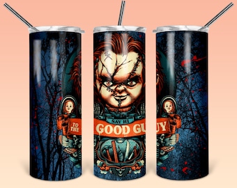 Peut inclure: Un gobelet en acier inoxydable avec un graphique d'un personnage du film d'horreur Jeu d'enfant. Le personnage est une poupée avec une chemise rouge et blanche à rayures et un visage cousu. Le texte "Say Hi To The Good Guy" est sur le gobelet.