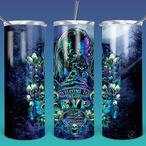 Puede incluir: Un vaso de acero inoxidable con un diseño de Halloween espeluznante. El diseño presenta un zombie verde y azul con el texto "Bienvenido a la cripta". El fondo es una escena de bosque azul oscuro y morado.