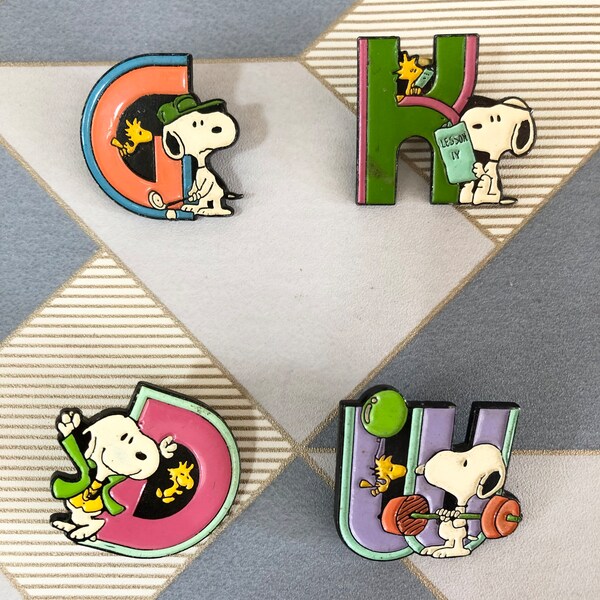 Vintage pin brooch Snoopy peanuts
