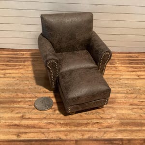 Sillón de cuero sintético marrón oscuro con respaldo alto, miniatura o casa de muñecas, con otomana, almohada y manta opcionales. OFERTA LIMITADA