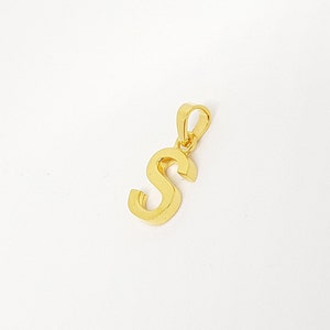 Lindo pingente inicial 'S' em ouro amarelo e micron em prata 'Presente de aniversário' Presente para ela 'Presente para ele' Pingente inicial 'S' em prata feito à mão