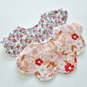 Bavoir festonné, bavoir bébé, bavoir bébé, cadeau nouveau-né pour bébé, petit bavoir fleuri, bavoir fleuri de Noël, premier Noël de bébé
