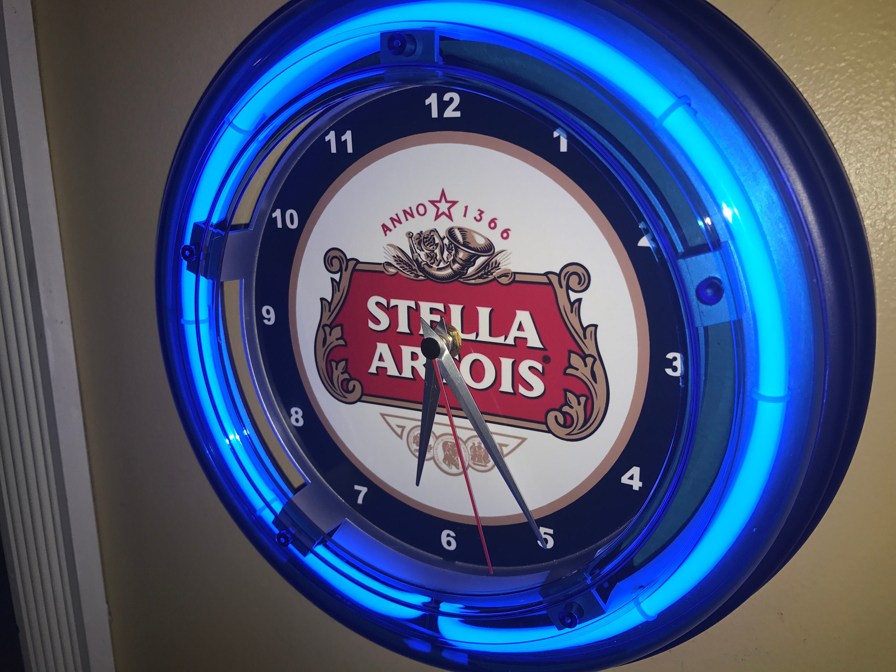 Logo Della Fabbrica Di Birra Famosa Di Stella Artois Del Belga Su Un Pub Ostrava Image133807530 - Foto 2