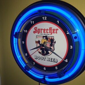 Sprecher Root Beer Soda Fontaine Diner Cuisine Bar Publicité Homme Des Cavernes Bleu Néon Horloge Murale