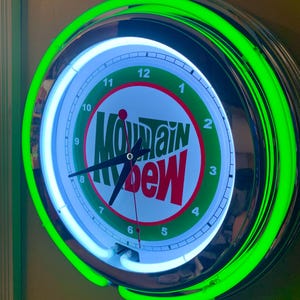 Mountain Dew OldLogo Soda Fountain Diner Kitchen Bar Advertising Man Cave GREEN Neon Wall Clock Sign