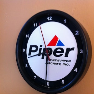 Piper Aircraft Airplane Pilot Hangar LOGO Bar Garage Advertising Man Cave Wall Clock Sign