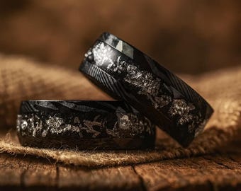 Schwarzer Meteorit Ring. Damast Ring mit Meteorit Inlay. Ehering, Herren Ehering. Verlobungsring 8 mm. Box enthalten