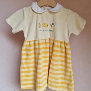 Warm vintage baby dress from the 80s, retro dress with Peter Pan collar and embroidery, yellow and white striped, nostalgic baby fashion