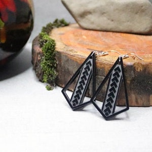 Pendientes acrílicos negros grabados con láser, tribales polinesios, flechas y puntas de lanza hawaianas.