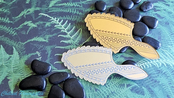 Leiomano Dagger Emblem Hawaiian Lei o Manō Shark Tooth Weapon Decal Polynesian Tribal Bumper Sticker Window Vehicle Polynesian Sharktooth