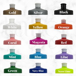 Puede incluir: Surtido de 15 tapones de botella de diferentes colores. Los tapones son de pl&aacute;stico y tienen una parte superior blanca. Los colores incluyen dorado, plateado, negro, blanco, amarillo, naranja, coral, magenta, rojo, menta, azul, lila, verde, azul marino y verde ne&oacute;n.