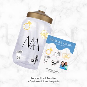 Puede incluir: Un vaso personalizado transparente con tapa dorada y pegatinas personalizadas. Las pegatinas incluyen un anillo, un micr&oacute;fono, un vaso de chupito, las iniciales "MA" y el texto "Just Married". El vaso tambi&eacute;n incluye una pegatina con los nombres "Mariana & Antonio" y la fecha "31 de agosto de 2024".
