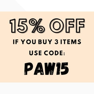 Puede incluir: Un cuadrado de color melocot&oacute;n con texto negro que dice "15% OFF IF YOU BUY 3 ITEMS USE CODE: PAW15".