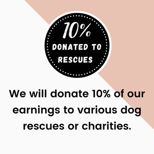 Puede incluir: Gr&aacute;fico en blanco y negro de un c&iacute;rculo con el texto "10% DONATED TO RESCUES". El texto debajo del c&iacute;rculo dice "Donaremos el 10% de nuestras ganancias a varias organizaciones de rescate de perros u organizaciones ben&eacute;ficas."