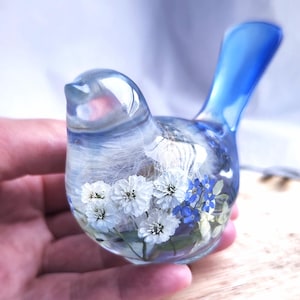 Epoxy Resin Bird Figurine: Dried Flower Sparrow Paperweight