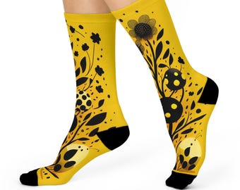Calcetines Golden Botanical Meadow: siluetas florales y de hojas en color amarillo mostaza.