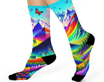 Calcetines Rainbow Alpine Mountain Crew con vibrantes diseños de mariposas y picos nevados.