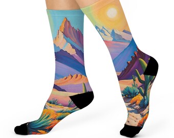 Calcetines de caña alta con diseño de pico desértico de la Sierra Alta - Paisaje de montaña con puesta de sol artística