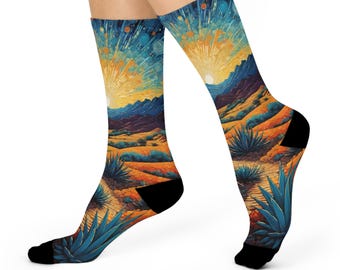 Calcetines "The Adventurous" - Amanecer en el Alto Desierto - Estampado de Agave y Vista de Montaña.