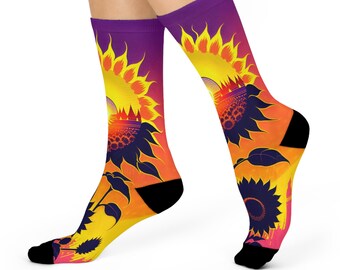 Calcetines Ethereal Sunflower Eclipse: Arte surrealista floral y del horizonte celestial.