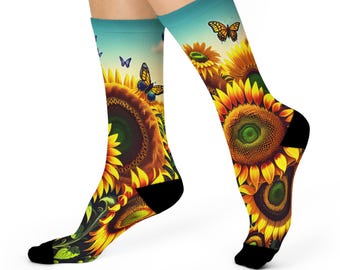 Calcetines con estampado de girasoles y mariposas en un prado: un vibrante paisaje floral veraniego.